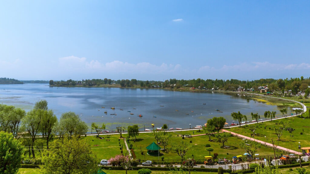 Manasbal Lake near Srinagar | Best Places To Visit In Jammu & Kashmir With Your Family
